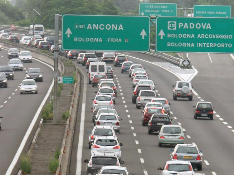 Autobahn bei Bologna: Italien-Urlauber müssen in den nächsten Tagen mit ihren Sprit gut haushalten.