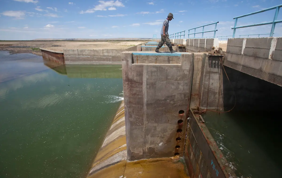 Central-Asia-Reappearing-Sea-NY431-jpg3614446035277028795