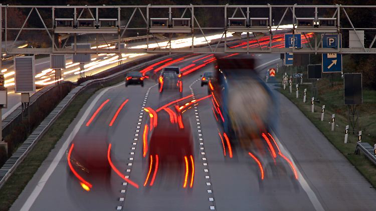 Eine LKW-Maut wird bislang nur auf Autobahnen erhoben.