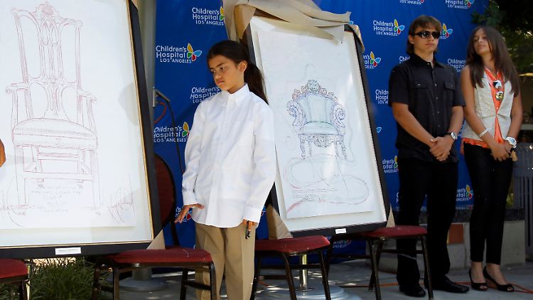 Prince Michael Jackson II, Prince Michael Joseph Jackson Jr. und Paris-Michael Katherine Jackson (v.l.) spenden Werke ihres Vaters für einen guten Zweck.