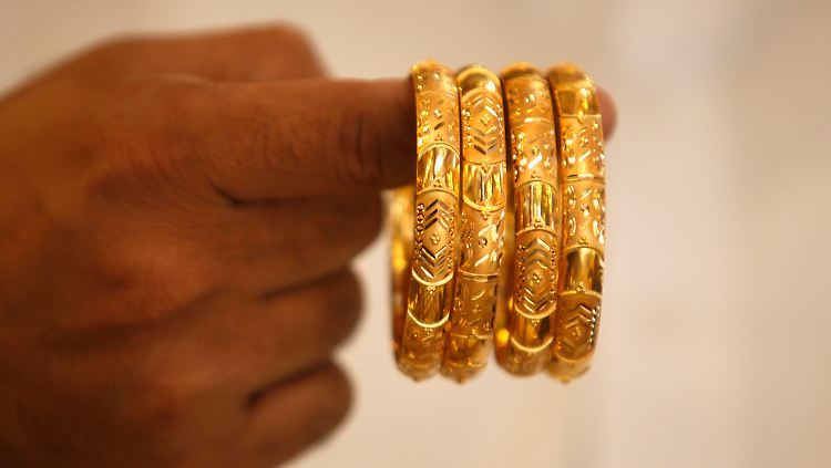 Ein Finger voll Gold: Wer ihn hat, kann sich bei den derzeitigen Preisen für das Edelmetall glücklich schätzen.
