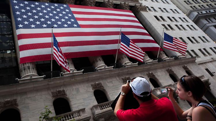 Touristen an der Wall Street in New York.