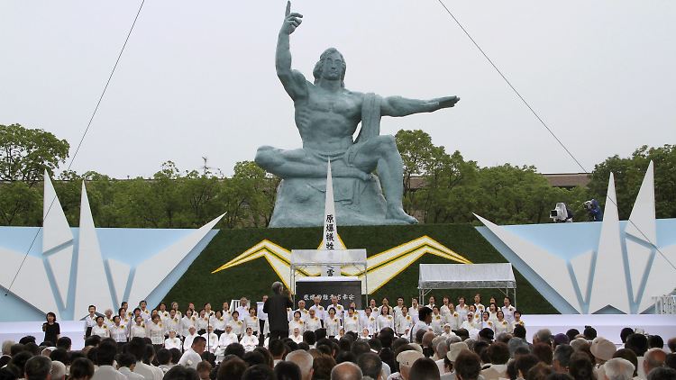 Bei der zentralen Trauerfeier in Nagasaki.
