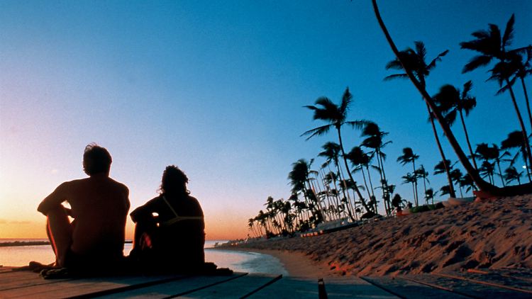 Palmen, Sonnenuntergang und kein Mensch weit und breit - Ferienangebote nur für Erwachsene richten sich zum Beispiel an Paare, die im Urlaub gerne für sich sein wollen.
