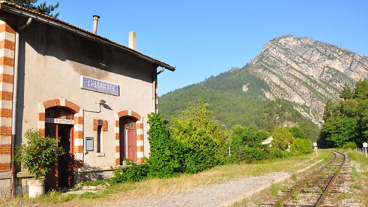 Von den Pinienwäldern der Provence zu den Palmen an der Côte d'Azur führt die Bahnstrecke von Digne-les-Bains nach Nizza - hier der Bahnhof von Chabrières.