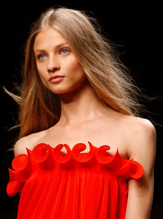 FRANCE-FASHION-PAR103-jpg3102945779563879211