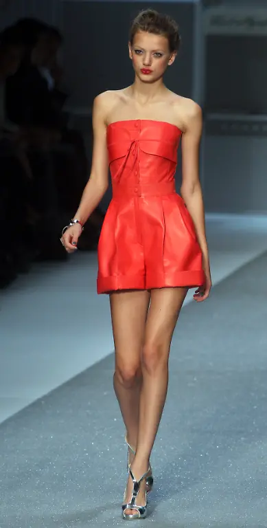 FRANCE-FASHION-PAR107-jpg5484613022679456006