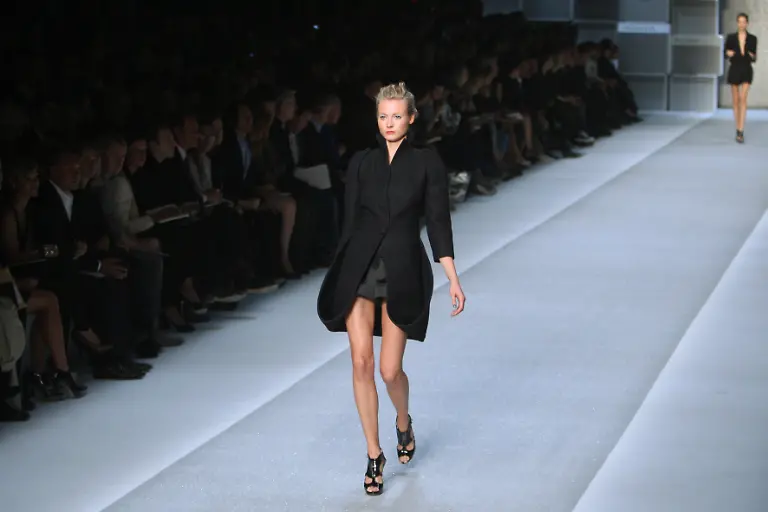 FRANCE-FASHION-PAR102-jpg8815952204883790403