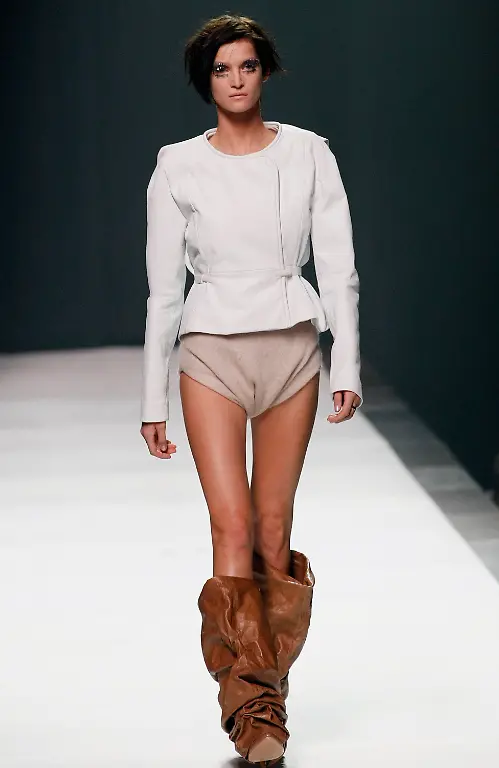 FRANCE-FASHION-XJB115-jpg4968328076787833070