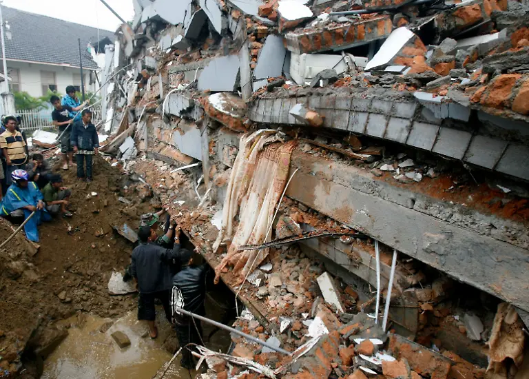 JAK03-QUAKE-INDONESIA-1001-11-JPG685366315565822971