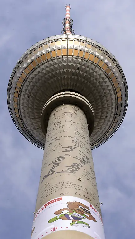 fernsehturm-von-unten