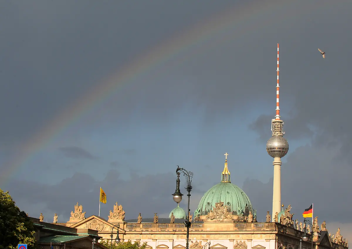 fernsehturm-regenbogen