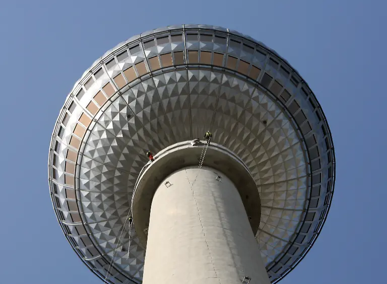 fernsehturm-von-unten-kletterer