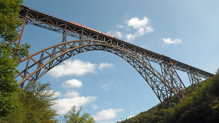 Die Müngstener Brücke, mit 107 Metern Höhe die höchste Eisenbahnbrücke Deutschlands, überspannt zwischen Remscheid und Solingen das Tal der Wupper.