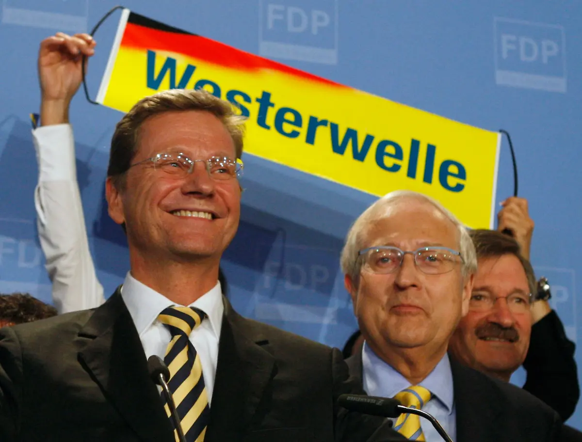 BER317-GERMANY-ELECTION-0927-03-JPG982007378087601037