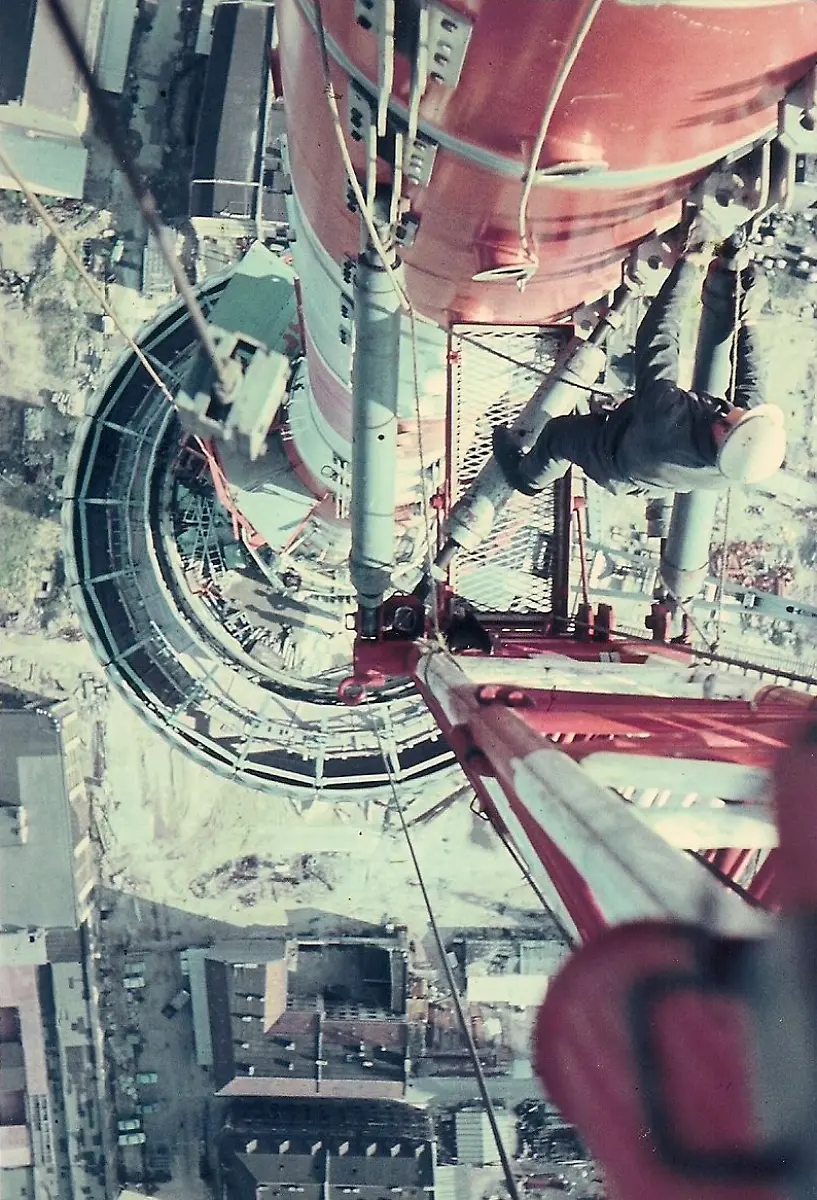 kollege-beim-verschrauben-der-hydraulikzylinder