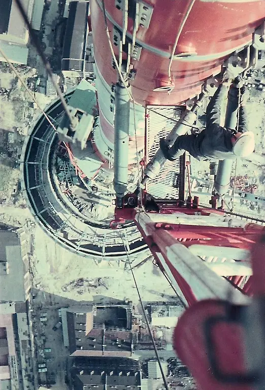 kollege-beim-verschrauben-der-hydraulikzylinder