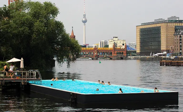 fernsehturm-badeschiff