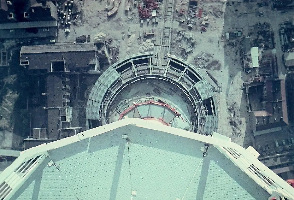 warnfeuerbuehne-am-antennentraeger