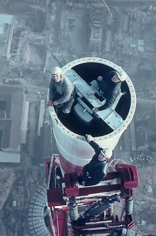 noch-unterhalb-der-kunststoffantenne-ca-345-meter