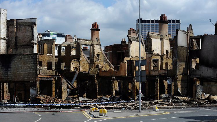 Die Ruine eines Möbelgeschäftes im Londoner Stadtteil Croydon.