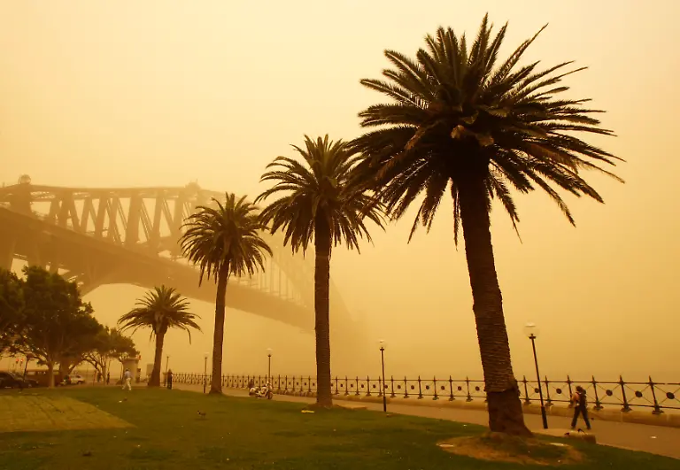 Australia-Dust-Storm-XRR104-jpg3240215658977441835