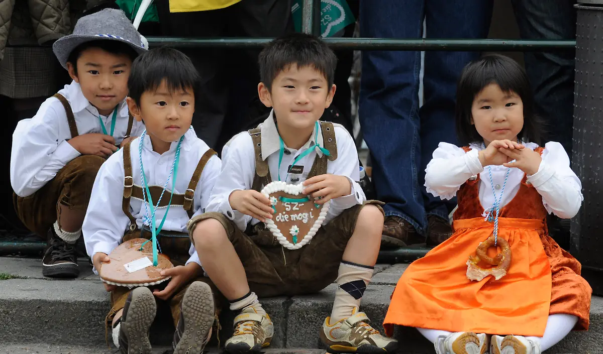 APTOPIX-DEU-BY-Oktoberfest-Trachtenumzug-CMC109-jpg481093604539618605