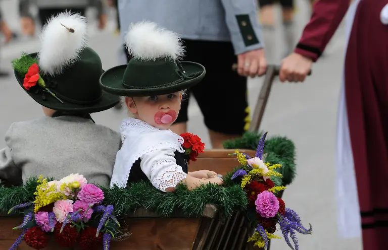 DEU-BY-Oktoberfest-Trachtenumzug-CMC114-jpg5555280936401918790