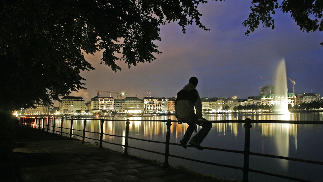 Hamburg ist das beliebteste Inland-Rieseziel. ("Blaue Stunde" an der Binnenalster)