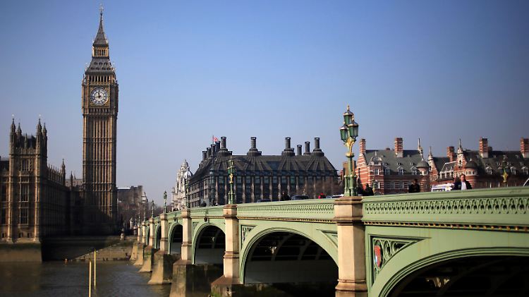 Big Ben neigt sich zur Seite - man soll es osgar mit bloßem Auge erkennen können.