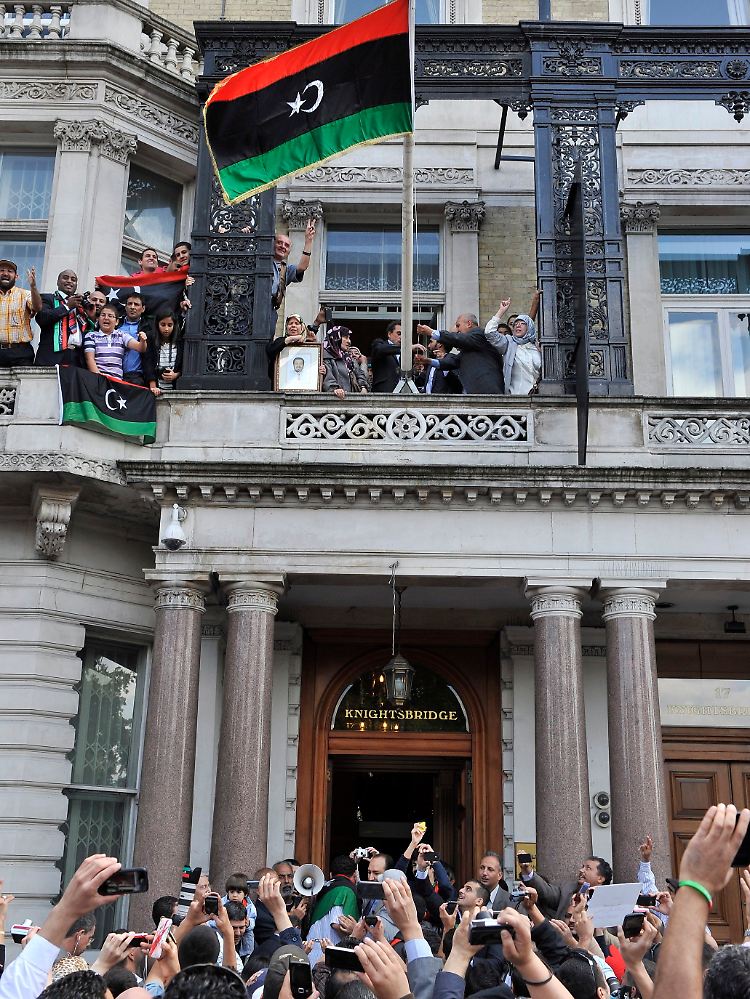 In London haben die Rebellen die libysche Botschaft übernommen. Und auch für Deutschland wurde ein diplomatischer Vertreter nominiert.