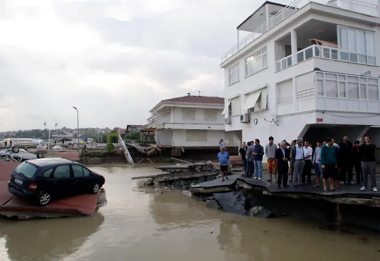 TURKEY-FLOODS-ANK109-jpg6224709115749708638