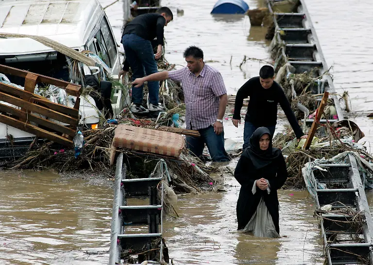 TURKEY-FLOODS-ANK104-jpg7481124118406333347