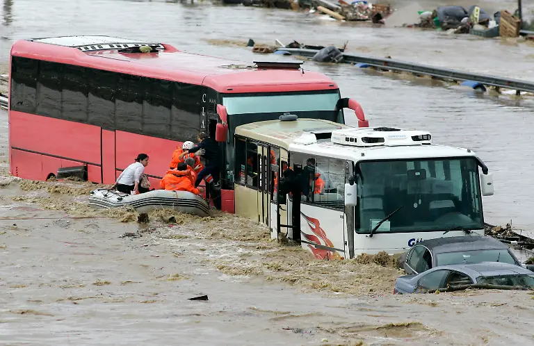TURKEY-FLOODS-ANK103-jpg5621945376632301053