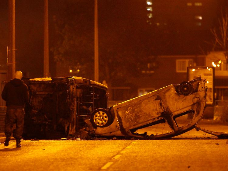 In der Nacht zum Mittwoch verlagerte sich das Zentrum der Ausschreitungen auch nach Manchester.