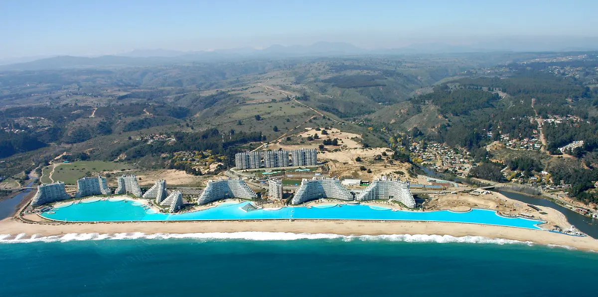 Luftbild-des-Swimmingpools-im-Resort-von-San-Alfonso-del-Mar-in-Algarrobo-Chile-Laut-Guinnessbuch-der-Rekorde-ist-er-der-weltgroesste-der-Pool-ist-1013-m-lang-er-bedeckt-eine-Flaeche-von-acht-Hektar-hat-ein-Fassungsvermoegen-von-250-000-Kubikmetern-Wasser-und-kann-mit-kleinen-Booten-befahren-werden