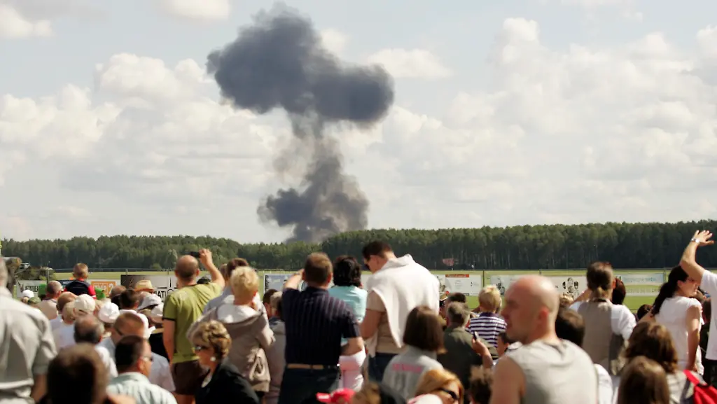 BER908-POLAND-CRASH-0830-03-JPG5430508509772893911