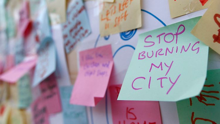 "Hört auf, meine Stadt abzubrennen": Zettel an einem zerstörten Geschäft im Londoner Stadtteil Peckham.