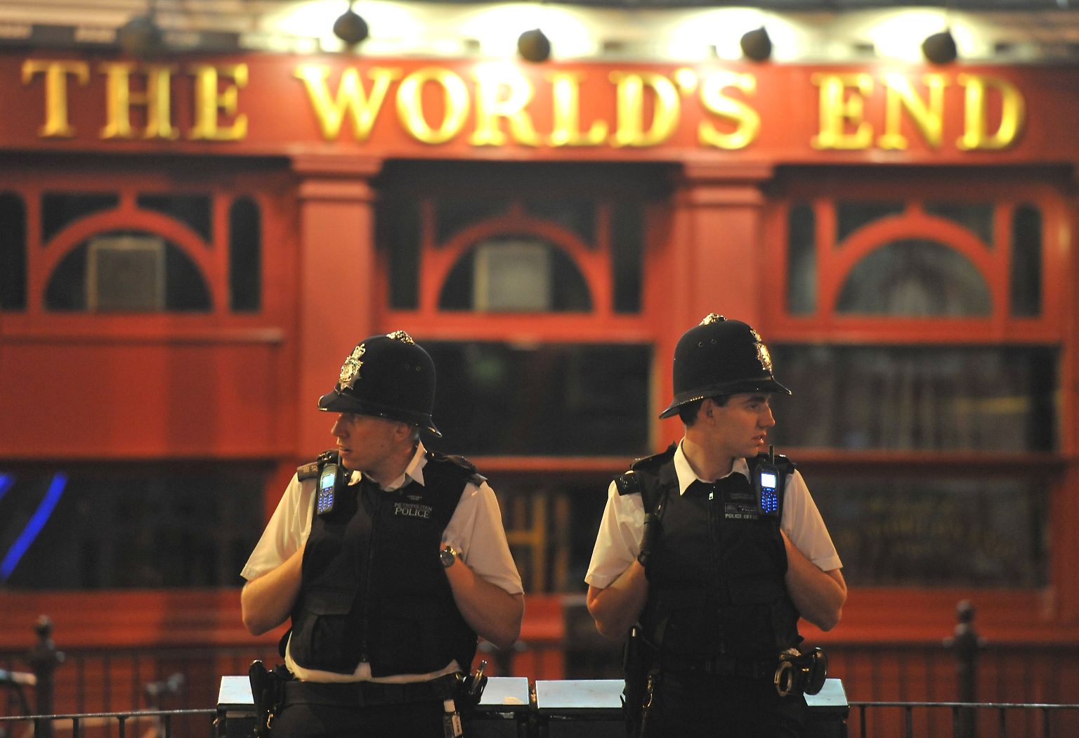 Die Gewaltwelle in englischen Städten verlagert sich: Während London dank eines massiven Polizeiaufgebots die erste ruhige Nacht seit vier Tagen erlebt, ...
