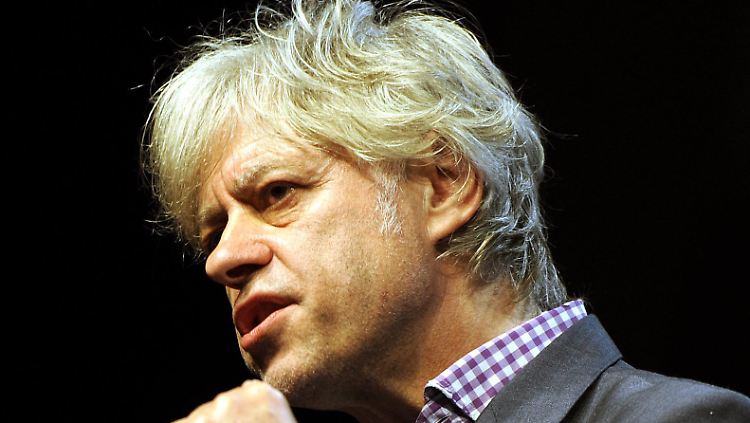 Geldof appelliert an Bundeskanzlerin Merkel, sich stärker an den finanziellen Hilfen für die Hungernden am Horn von Afrika zu beteiligen.