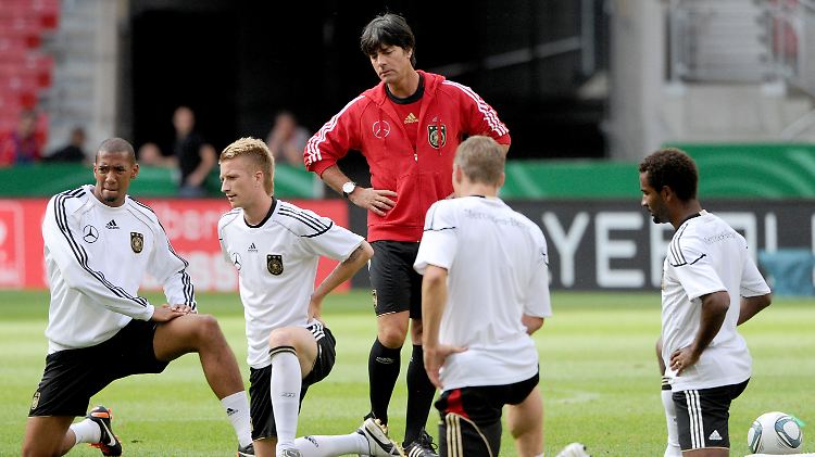 Bundestrainer Joachim Löw mit seinen jungen Wilden und Cacau (r.).