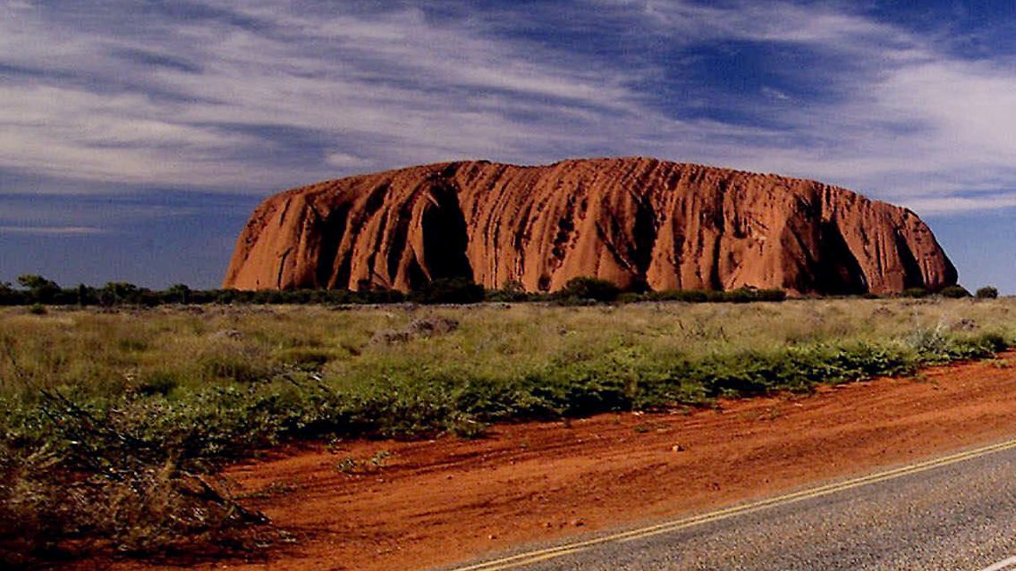 Beim Aufstieg auf den "Uluru" (Ayers Rock) wird mancher Tourist von einem menschlichen Bedürfnis übermannt und erleichtert sich gleich vor Ort.