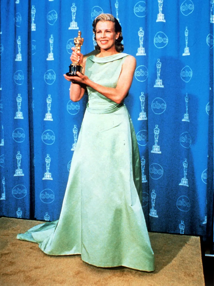 Kim-Basinger-1998-extraentworfen