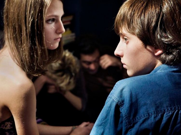 Bereits als Teenager spüren Alice (Arianna Nastro) und Mattia (Vittorio Lomartire) das magische Band zwischen ihnen.