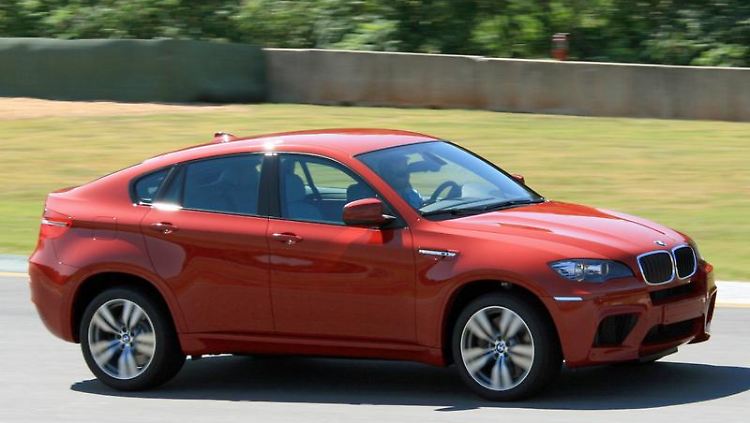 Acht Zylinder treffen auf 2,5 Tonnen: Den X6 bietet BMW künftig auch als sportliche M-Version an.