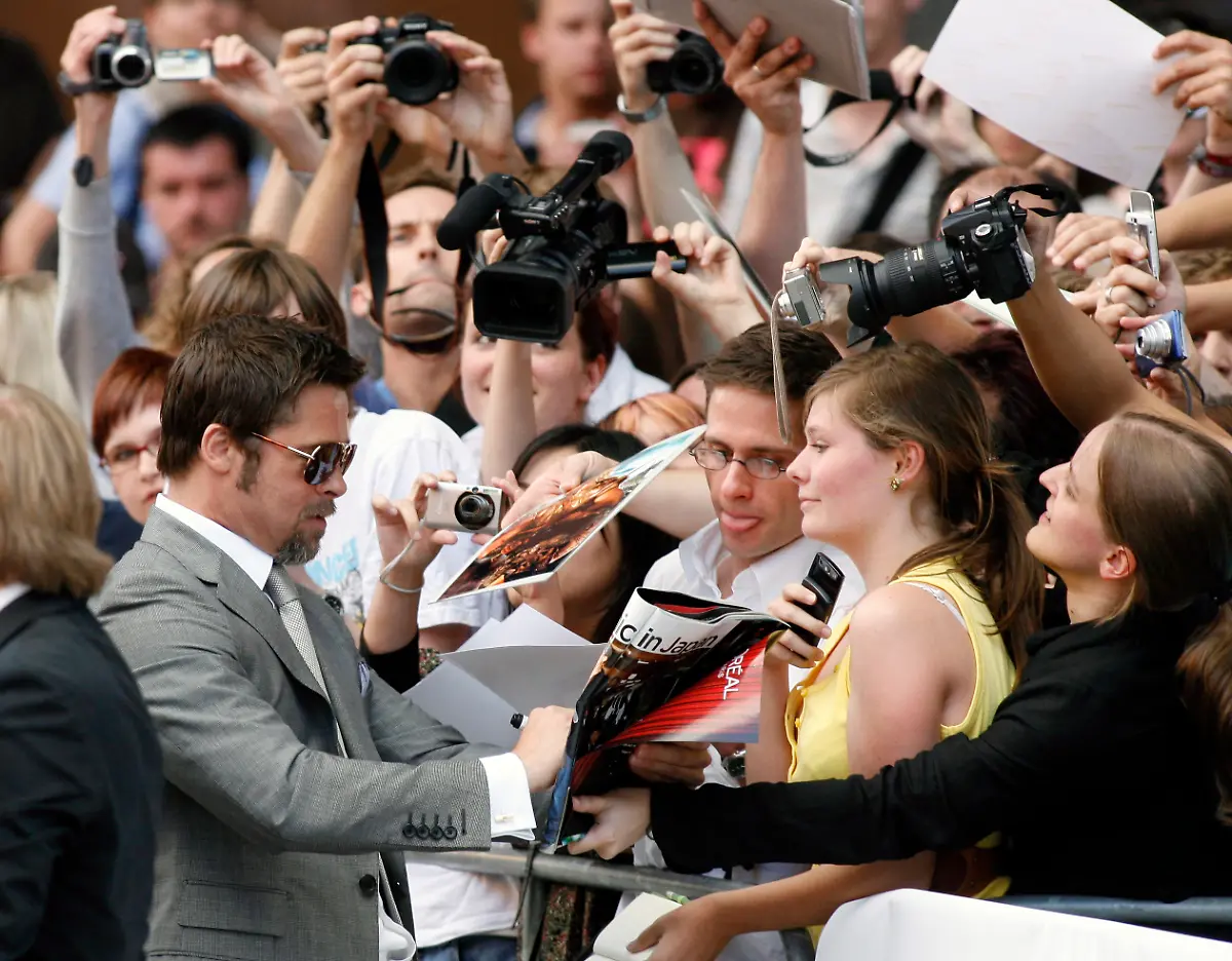 DEU-BB-Premiere-Inglourious-Basterds-BRO152-jpg5030693780776237152