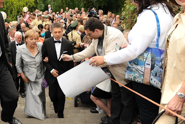 2lgj1229-jpg6175051139940438435