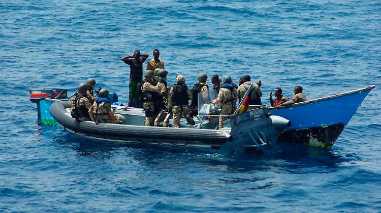 Diese als Piraten verdächtigten Männer wurden von des Bundeswehr aufgebracht.