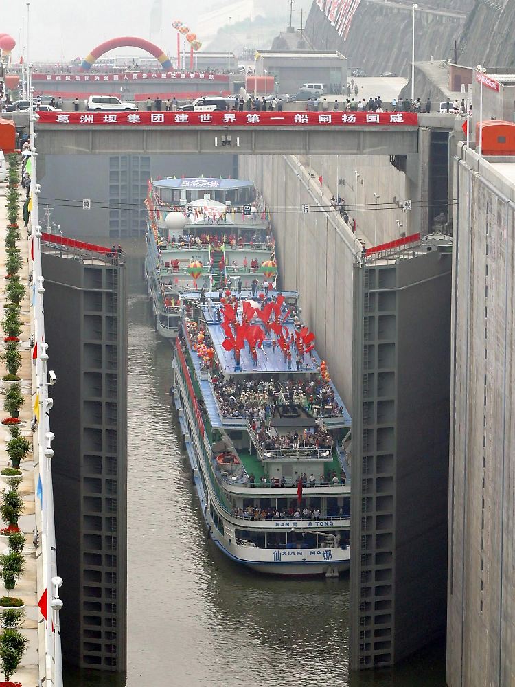 Schiff beim Passieren einer Schleuse des Jangtse.