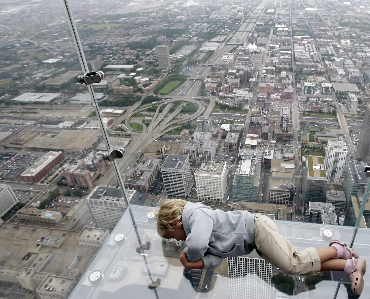 sears-tower-legde